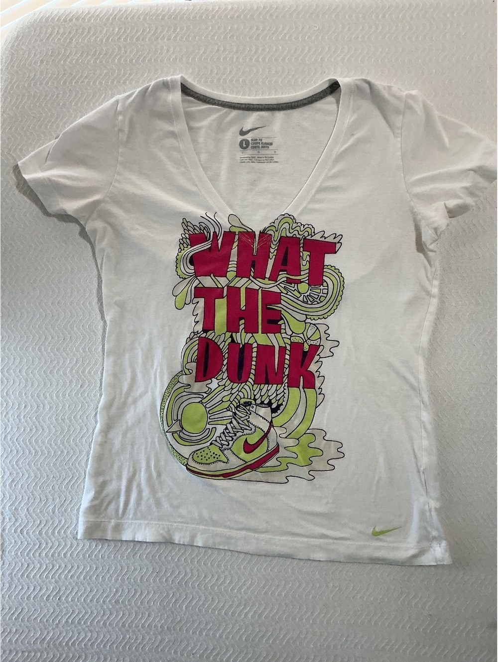 Nike  White 'What The Dunk' Graphic V-Neck T-Shirt Size L